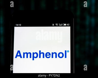 Amphenol cavo in fibra ottica Manufacturing Company logo che si vede visualizzato sul telefono intelligente. Amphenol Corporation è un importante produttore di elettronica e connettori per fibre ottiche, cavi e sistemi di interconnessione quali cavi coassiali. Foto Stock