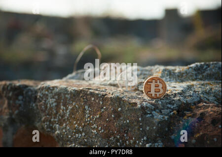 Moneta di bit sulla vecchia pietra e muro di mattoni Foto Stock