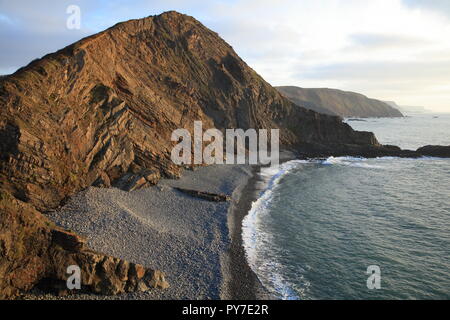 Spiaggia sassosa, a sud di Hartland Quay,North Devon, Inghilterra, Regno Unito Foto Stock