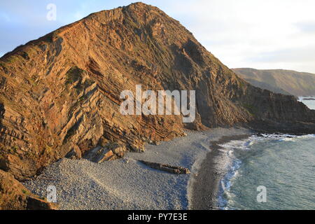 Spiaggia sassosa, a sud di Hartland Quay,North Devon, Inghilterra, Regno Unito Foto Stock