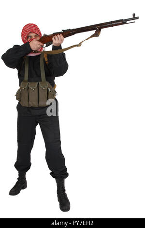 Esercito Ribelle soldato in uniforme di colore nero con rosso kufiya holding vecchio single shot, fucile bolt action. Isolato su bianco Foto Stock