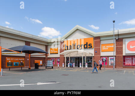 Warrington ramo di Halfords in Riverside Retail Park Foto Stock