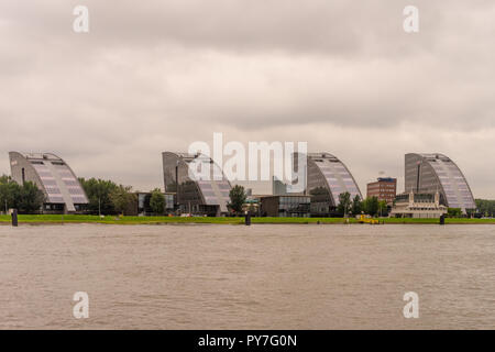 Rotterdam, Paesi Bassi - 16 July, 2016: La Mazars commercialista edificio sul fiume di massa.Mazars è internazionale, integrato e indipendente di Pergamo Foto Stock