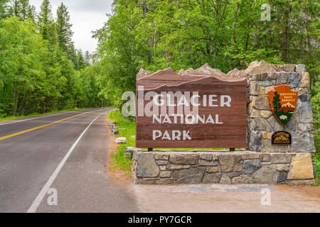 Segno di benvenuto all'ingresso al Parco Nazionale di Glacier, Montana Foto Stock