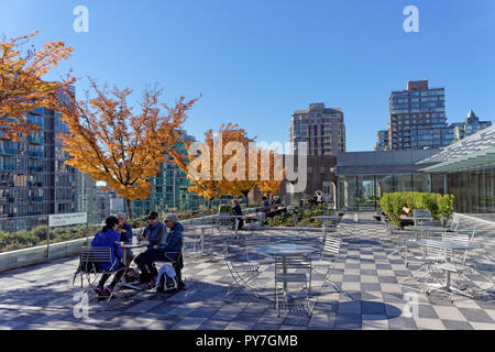 Persone e rilassante in chat al tavolo sulla Vancouver Public Library giardino sul tetto che ha aperto il 29 settembre 2018, Vancouver, BC, Canada Foto Stock