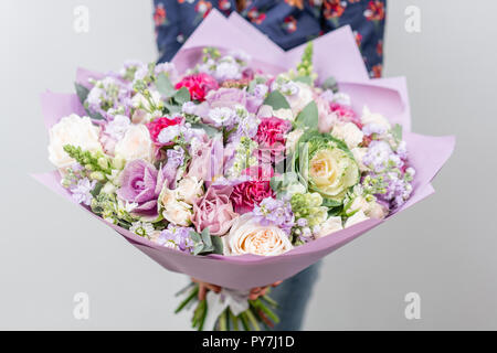 Bellissimo bouquet di primavera nella donna la mano. Disposizione con fiori diversi. Il concetto di un negozio di fiori. Un insieme di foto per un sito o un catalogo. Fiorista di lavoro. Foto Stock