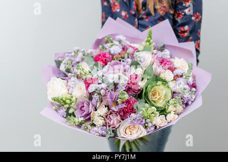 Bellissimo bouquet di primavera nella donna la mano. Disposizione con fiori diversi. Il concetto di un negozio di fiori. Un insieme di foto per un sito o un catalogo. Fiorista di lavoro. Foto Stock