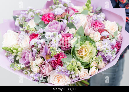 Bellissimo bouquet di primavera nella donna la mano. Disposizione con fiori diversi. Il concetto di un negozio di fiori. Un insieme di foto per un sito o un catalogo. Fiorista di lavoro. Foto Stock