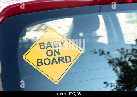 Close-up di giallo Baby On Board adesivo sulla vettura il finestrino posteriore Foto Stock