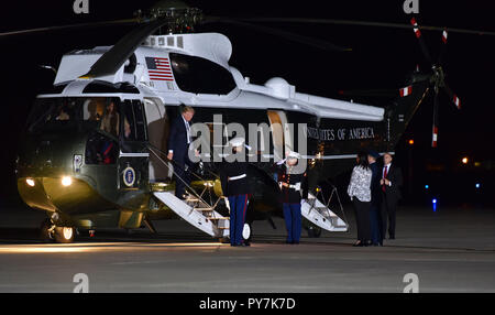 Presidente Trump esce Marine uno dopo essere arrivati alla base comune Andrews, Md., 10 maggio 2018. Trump, insieme con la prima signora Melania Trump, erano uniti da un host di elementi di servizio al momento dell'installazione di accogliere tre detenuti americano di ritorno dalla Corea del Nord. (U.S. Air Force foto di Airman Michael S. Murphy) Foto Stock