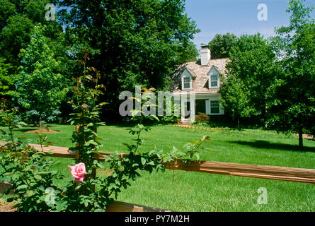 Casa del capo con split cancellata e rosa rosa in fiore, Missouri Foto Stock