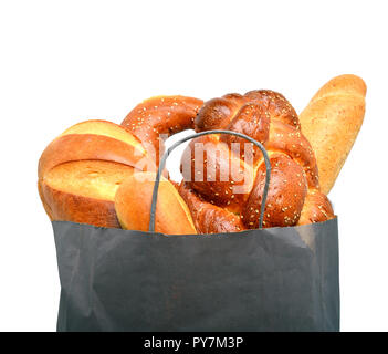 Varietà di pane in sacchetto di carta isolato su bianco Foto Stock