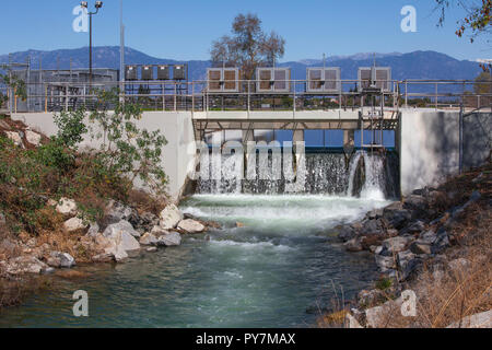 Gate a Rio Hondo diffusione di motivi, il rifornimento di acqua di quartiere - WRD, Pico Rivera, nella contea di Los Angeles Foto Stock