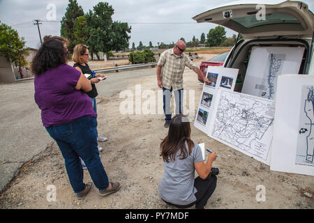 Senior Hydrogeologist punti a una mappa di San Gabriel diffusione di motivi, San Gabriel diffusione di motivi, il rifornimento di acqua di quartiere - WRD, Pico Ri Foto Stock