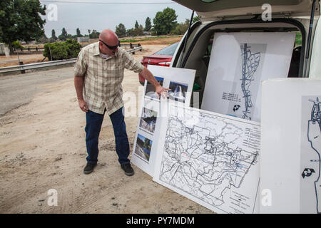 Senior Hydrogeologist punti a una mappa di San Gabriel diffusione di motivi, San Gabriel diffusione di motivi, il rifornimento di acqua di quartiere - WRD, Pico Ri Foto Stock