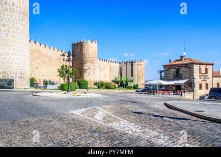 Avila, Spagna - 2 Luglio 2018: Ristorante Las Murallas asado al di fuori delle mura medievali della città. La città è un sito patrimonio dell'umanità. Foto Stock