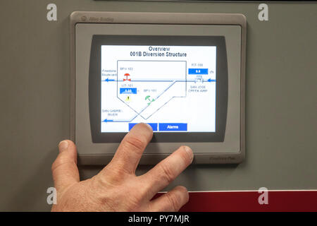 Hydrogeologist punti alla struttura di diversione schermata di controllo. San Gabriel diffusione di motivi, il rifornimento di acqua di quartiere - WRD, Pico Rivera, Los un Foto Stock