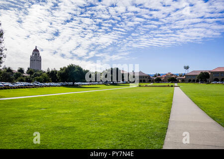 Febbraio 20, 2018 Palo Alto / CA / STATI UNITI D'AMERICA - Stanford ovale di fronte alle principali Quad; la chiesa commemorativa e Torre di Hoover in background; Foto Stock