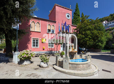 Costruzione di un ufficio postale con una fontana nella parte anteriore in Moscenicka Draga, Istria, Croazia Foto Stock