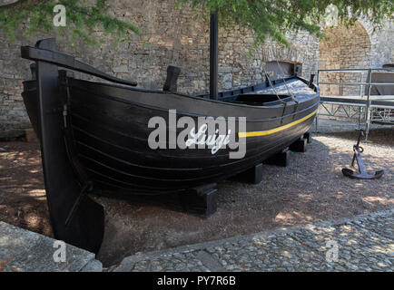 Vecchia barca nel Museo di Pola, in Istria, Croazia Foto Stock