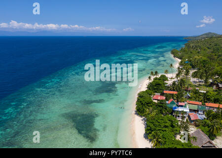 Vista aerea adottate con Mavic Pro 2 Drone.Lambug Beach,Badian,Cebu, Filippine Foto Stock