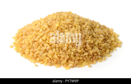 Cumulo di bulgur a secco isolato su bianco Foto Stock