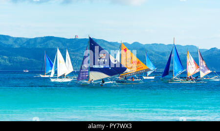 Il Boracay, Filippine - 28 febbraio 2018: vista di un gruppo di barche a vela vicino alla riva. Copia spazio per il testo Foto Stock