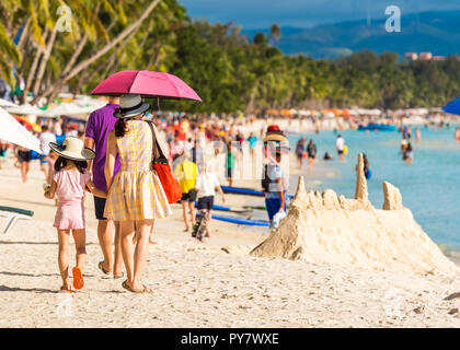 Il Boracay, Filippine - 28 febbraio 2018: vista sulla spiaggia sabbiosa e la scultura di sabbia Foto Stock