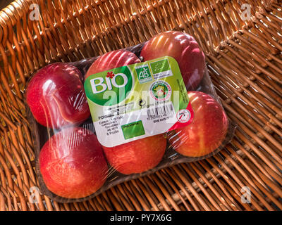 Biodinamico francese Le mele Gala in vimini carrello, nell'albero di luce solare, come un concetto per una sana vita organica frutta futura agricoltura Francia Foto Stock