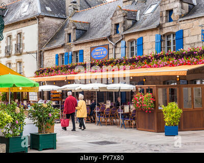 La Bretagna francese al fresco rustico ristorante 'La Port au Vin' con matura vacanza giovane passeggiando Ville vicino de Concarneau Bretagne Finisterre Francia Foto Stock