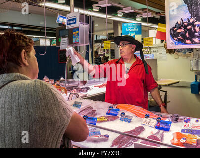 BRETON PESCIVENDOLO Mercato del Pesce CONCARNEAU HALLES Concarneau giornalmente al mercato del pesce in stallo con prodotti locali freschi pescare sul display in vendita Bretagna Francia