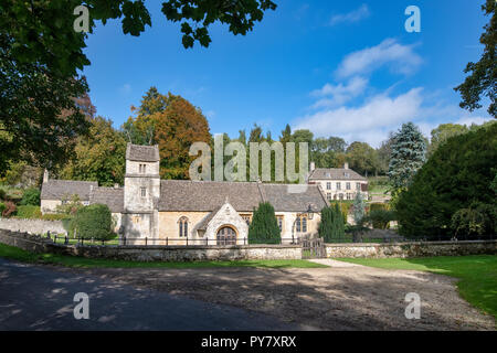 St Margarets chiesa nel villaggio Costwold di Bagendon in autunno. Bagendon, Cotswolds, Gloucestershire, Inghilterra Foto Stock