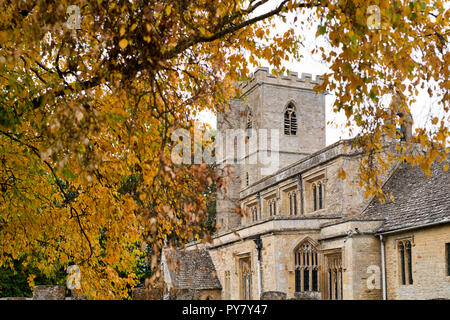 St Leonard chiesa nel villaggio di Bledington in autunno. Bledington, Cotswolds, Gloucestershire, Inghilterra Foto Stock