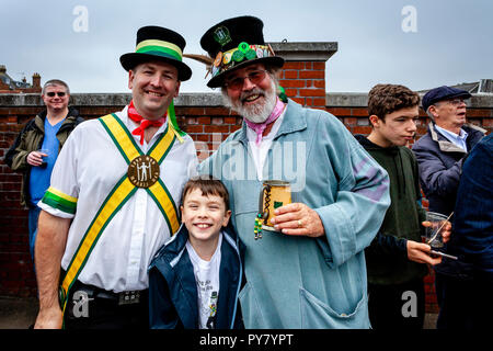 Una Morris Dancing famiglia presso l'annuale "ancing nel vecchio' Ale evento presso il birrificio Harveys per celebrare il ritorno del 'Winter Warmer' Ale, Lewes, Regno Unito Foto Stock