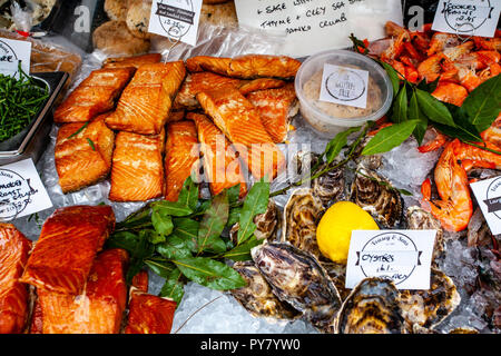 Il pesce fresco viene venduto da uno stallo nella High Street, Lewes, Sussex, Regno Unito. Foto Stock