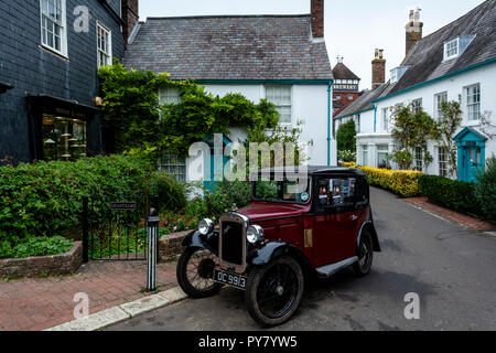 Un auto d'epoca in High Street, Lewes, Sussex, Regno Unito. Foto Stock
