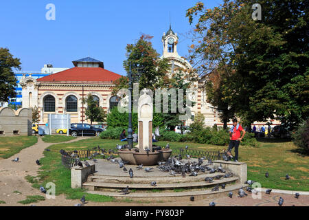 Piccioni di bere acqua da una fontana situata al di fuori del Banya Bashi moschea (1576) a Sofia, Bulgaria Foto Stock