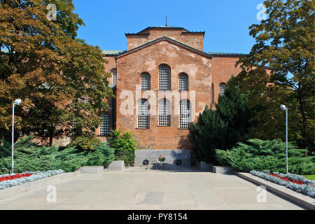 La Fiamma Eterna al di fuori del 4th-secolo ortodossa santa Chiesa di Sofia in Sofia Bulgaria Foto Stock