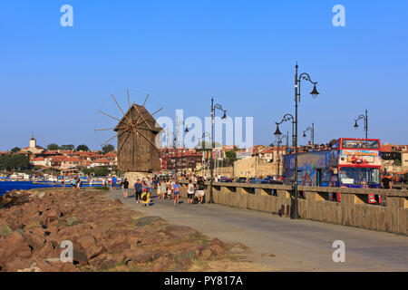 Il mulino a vento di legno sull'istmo che portano alle antiche mura della città e porto del Nord in Nesebar, Bulgaria Foto Stock