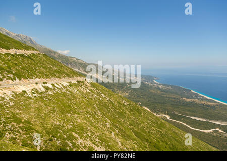 Vista da Llogara Pass per le montagne Cikes in Albania. Foto Stock