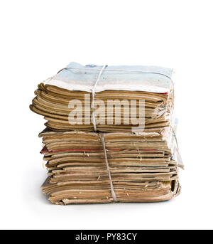 Pila di vecchi e polverosi riviste isolato su bianco Foto Stock
