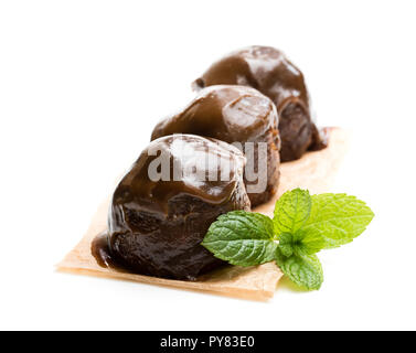 Sticky budino di cioccolato isolato su bianco Foto Stock