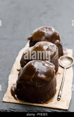 Sticky budino di cioccolato isolato su bianco Foto Stock