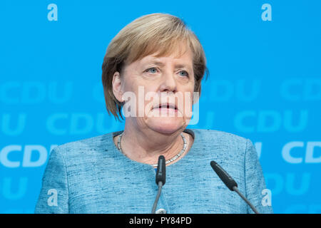 Angela Merkel parlando una settimana prima la vitale alle elezioni statali in Hessen. Foto Stock