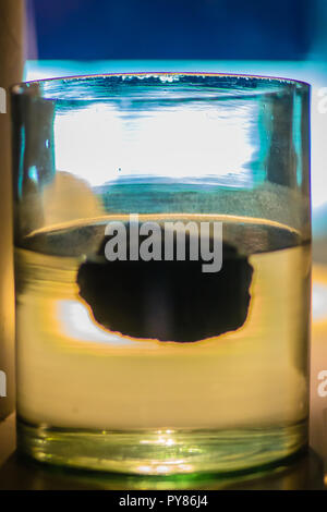 Pietra pomice galleggia sull'acqua. La pomice ha una porosità media di 90%, e inizialmente galleggia sull'acqua. La pomice varia in densità secondo la Foto Stock