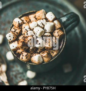Riscaldamento invernale cioccolata calda con marshmallows in tazza, quadrato ritaglia Foto Stock