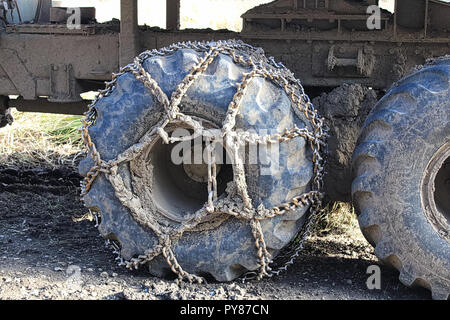 Le catene usate su una apparecchiatura pesante pneumatico per la presa Foto Stock