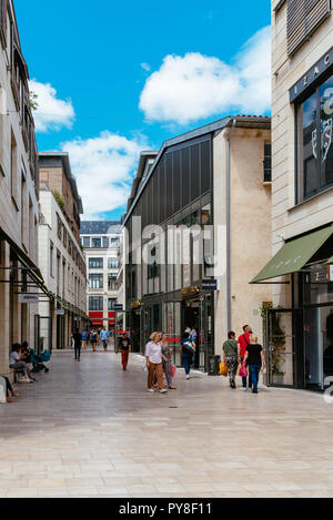 Bordeaux, Francia - 22 Luglio 2018: Santa Caterina Promenade. Situato a Saint Catherine Street è un centro commerciale con lussuosi negozi di moda. Foto Stock
