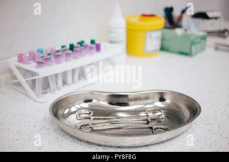 Gli strumenti medici nel vassoio, guanti usa e getta sul tavolo. salute e longevità, Foto Stock