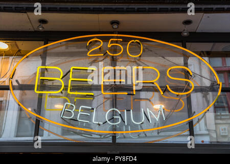 Neon segno del negozio di birre a Bruxelles Foto Stock